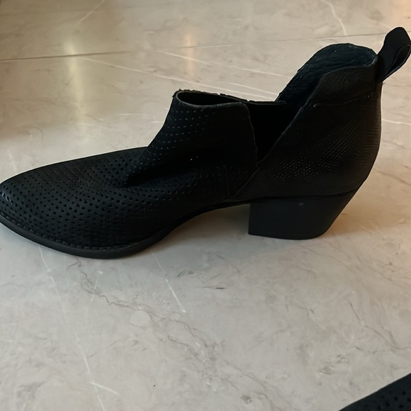 Dolce Vita perforated bootie - Picture 2 of 6